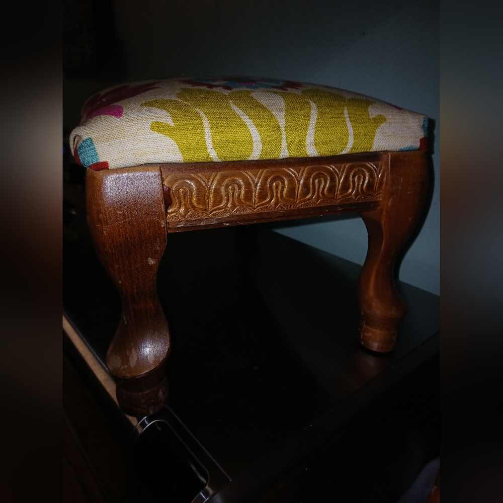 Vintage Floral Upholstered Wooden Footstool. - Picture 3 of 4
